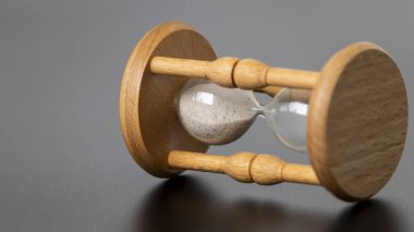 Yatay kum saati yakın planda.