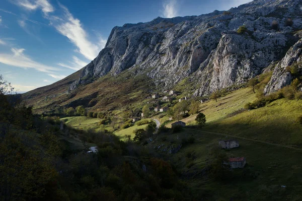 Wioska Górach Pirenejów — Zdjęcie stockowe