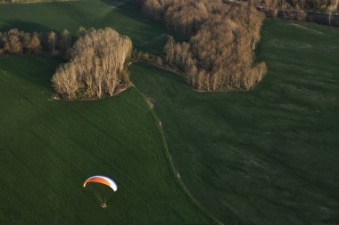 Arazinin üzerinde uçuyor