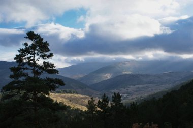 Dağda bulutlarla kaplı gökyüzü
