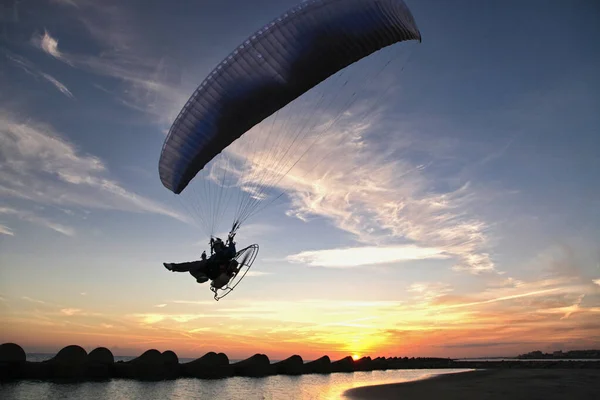 日没時に飛ぶパラグライダー — ストック写真