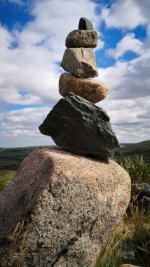 Tundrada istiflenmiş taşlar