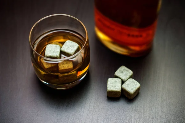 Een Glas Whisky Met Gekoelde Stenen Heren Drankje — Stockfoto