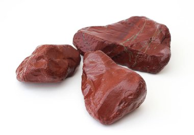 Beyaz arka plan üzerinde izole kırmızı jasper ham parça