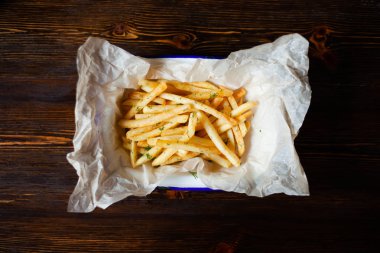 Patates kızartması ahşap bir masa üzerinde,