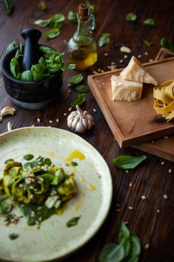 Taze pesto soslu ev yapımı makarna..