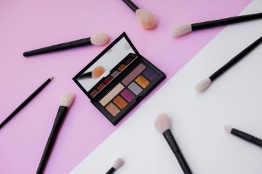 Metalleştirilmiş Göz Boyası Paleti Beyaz Pembe Arkaplanda