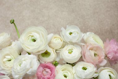 Cam vazoda Pastel Ranunculus Buketi.