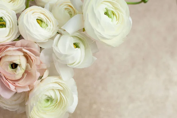 Pastel Ranunculus kytice ve skleněné váze. — Stock fotografie