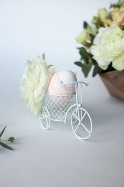 Çiçek ve Dekorlu Kırsal Paskalya Kompozisyonu.