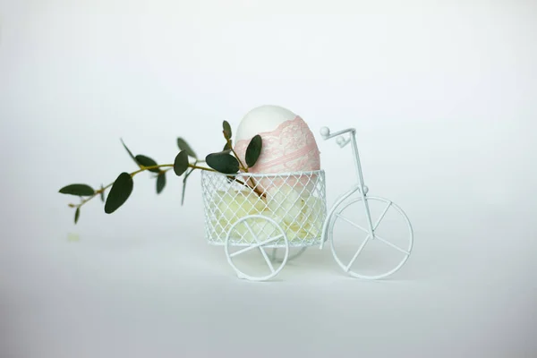 Beyaz Metal Bisikletli Paskalya Yumurtası. Kopyalama. — Stok fotoğraf