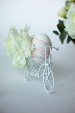 Çiçek ve Dekorlu Kırsal Paskalya Kompozisyonu.