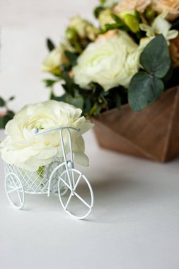 Çiçek Kutusu ve Dekorlu Rustik Kompozisyon.