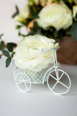 Çiçek Kutusu ve Dekorlu Rustik Kompozisyon.