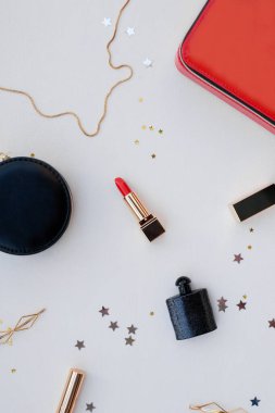 Beyaz Arkaplanda Makyaj ve Güzellik Ürünleri.