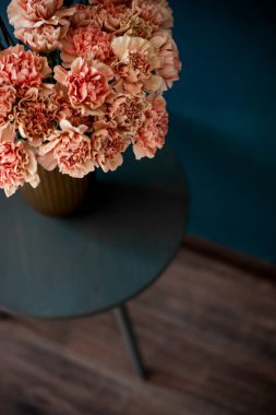 Mavi Masadaki Şeftali Karanfili Buketi.