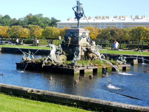 Rússia, Região de Leningrado, Peterhof, Parque Superior, Fonte de Neptuno — Fotografia de Stock