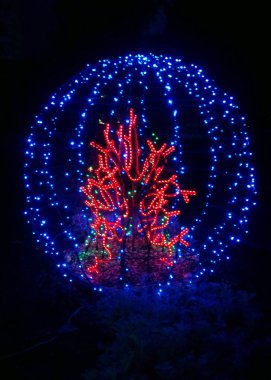 Parlayan top. Renkli bir çelenk. Şenlikli