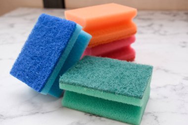 Temizlik ve temizlik için mutfak süngerleri masanın üzerinde.