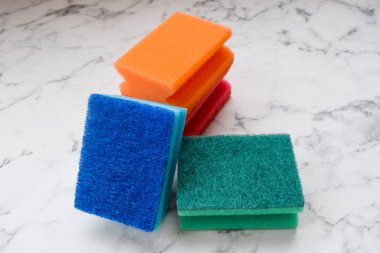 Bulaşıklar için bir dizi sünger, çok renkli, yeni