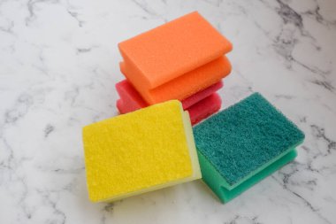 Bulaşıklar için bir dizi sünger, çok renkli, yeni
