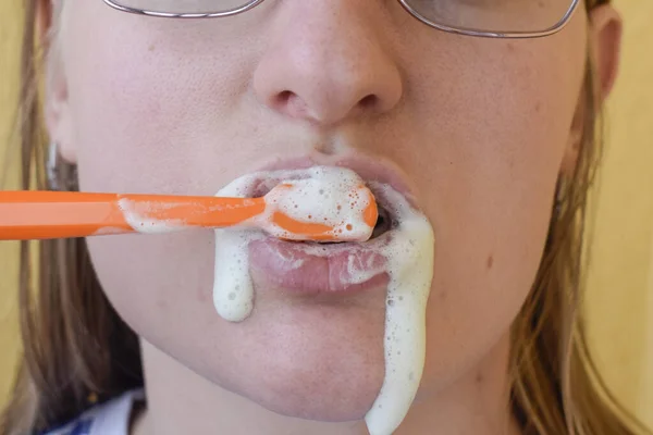 Spazzolino Con Pasta Sui Denti Primo Piano Lavarsi Denti — Foto Stock