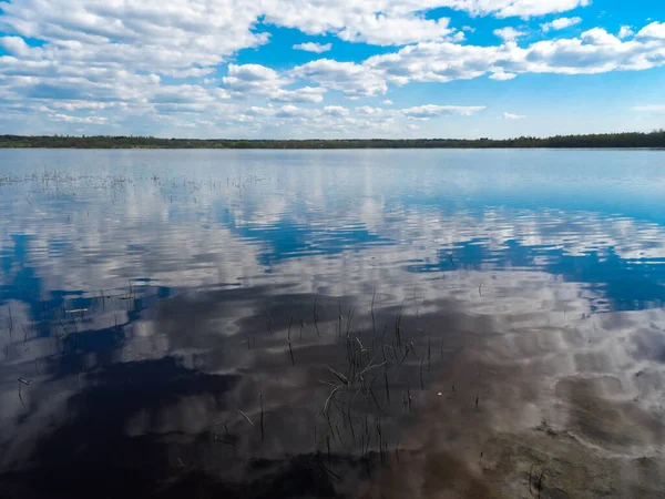 Blauw Oppervlak Van Het Meer Reflectie Van Kust Het Water — Stockfoto