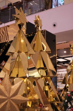  İki altın Noel ağacı üzerinde yıldızlar oturuyor.
