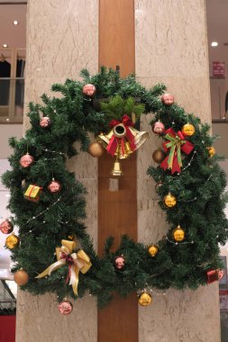  Noel çelengi çifte çan ile birlikte direğin üzerinde