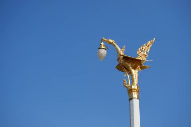 Mavi gökyüzünde izole edilmiş altın efsanesi kuş.