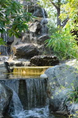 güneşli bir şelale