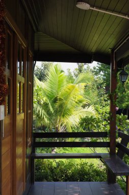 Tamamen rahatlamak için ahşap balkon