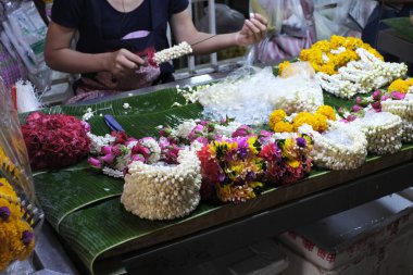 Genç bayan yasemin çelengi hazırlıyor.