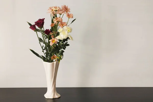 Várias Flores Frescas Vaso Fundo Branco — Fotografia de Stock