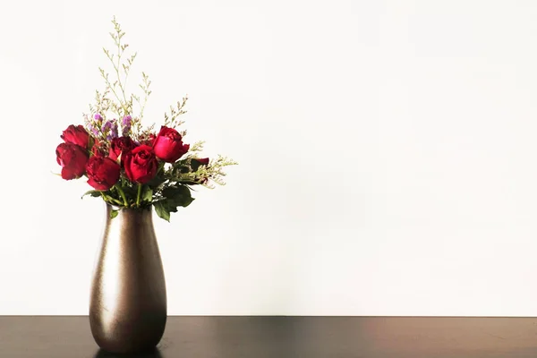 Rosas Vermelhas Vaso Cinza Fundo Branco — Fotografia de Stock