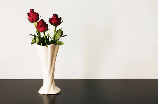 Три Красные Розы Вазе Белом Фоне — стоковое фото