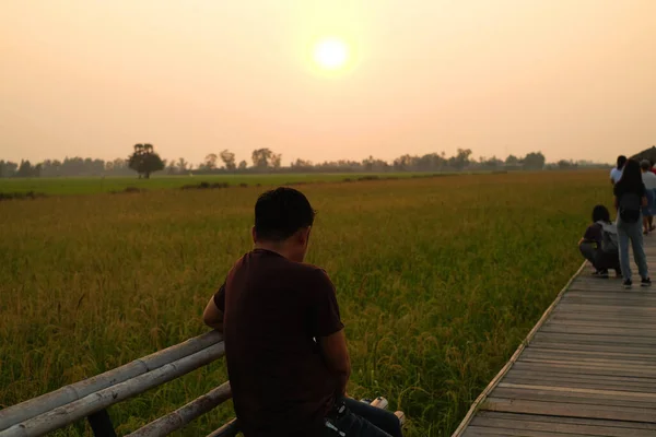 Pessoas Vêm Ver Pôr Sol — Fotografia de Stock