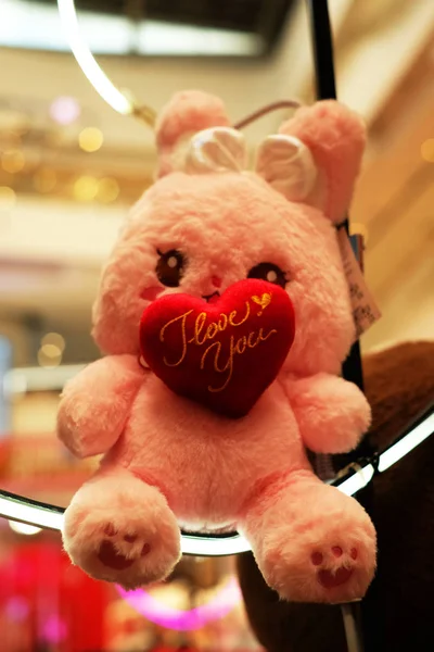 Kırmızı Kalpli Pembe Tavşan Bebek — Stok fotoğraf