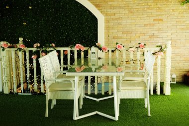 Öğle ve akşam yemeği için beyaz koltuk hazır.