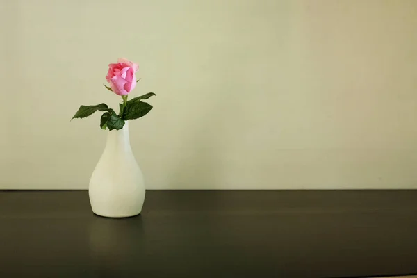 Ροζ Τριαντάφυλλο Στο Βάζο Λευκό Φόντο — Φωτογραφία Αρχείου