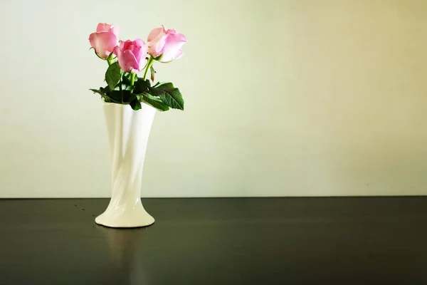 Tres Rosas Rosadas Jarrón Clásico Sobre Fondo Blanco — Foto de Stock