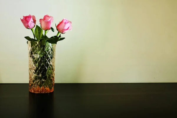 Três Rosas Cor Rosa Vaso Vidro Sobre Fundo Branco — Fotografia de Stock