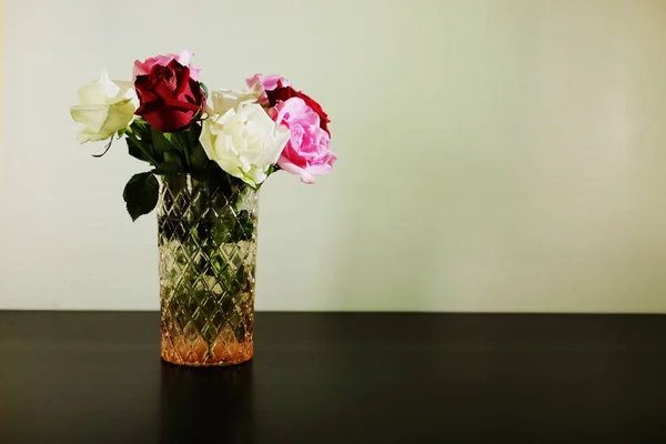 Rosas Brancas Cor Rosa Vermelhas Vaso Sobre Fundo Branco — Fotografia de Stock