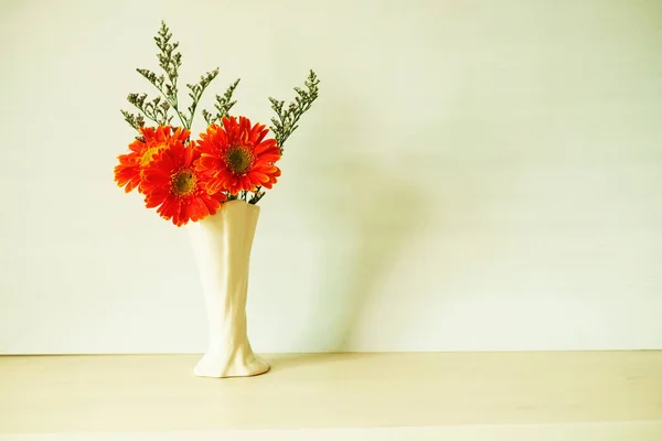 Gerberas Naranjas Jarrón Sobre Fondo Blanco — Foto de Stock