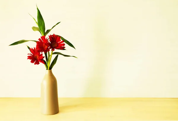 Flores Vermelhas Vaso Cinza Fundo Branco — Fotografia de Stock