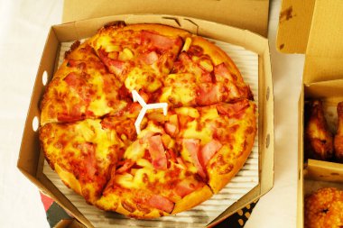  1 numaralı karton kutuda pizza var.