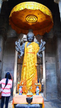 Genç bayan efsanevi melek heykeline bakıyor.