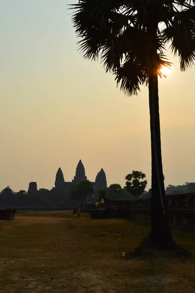 Angkor Wat Muy Por Detrás Durante Puesta Del Sol —  Fotos de Stock
