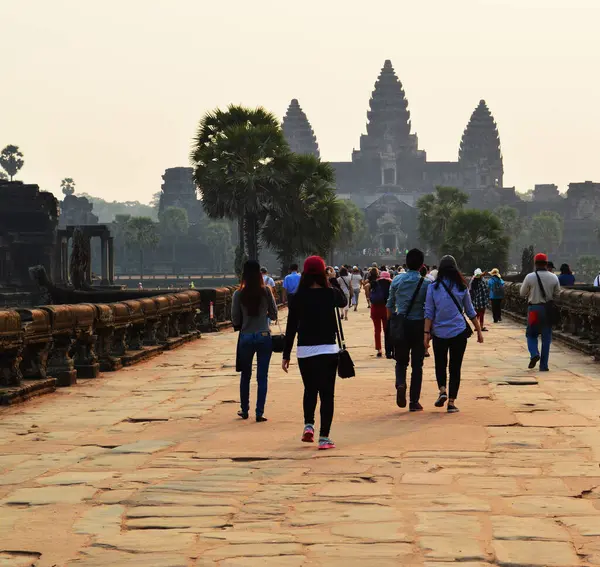 Путешественники Приезжают Посмотреть Ангкор Ват Камбодже — стоковое фото