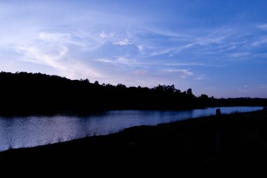 Güzel gökyüzü manzara nehir üzerinde gün batımı ile